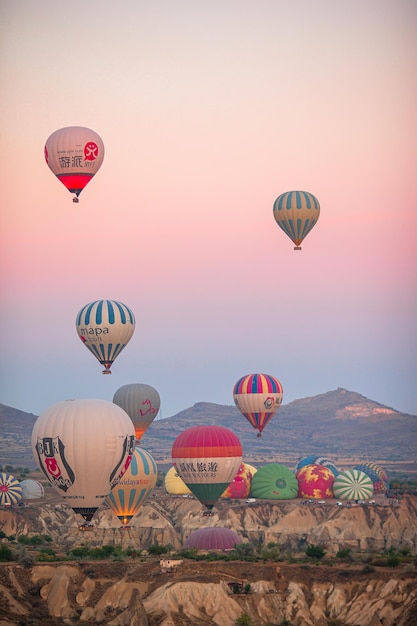 Mongolfiere luminose nel cielo della Cappadocia turchia