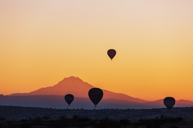 Mongolfiere variopinte nel parco nazionale di Goreme, Cappadocia, Turchia. Famosa attrazione turistica.