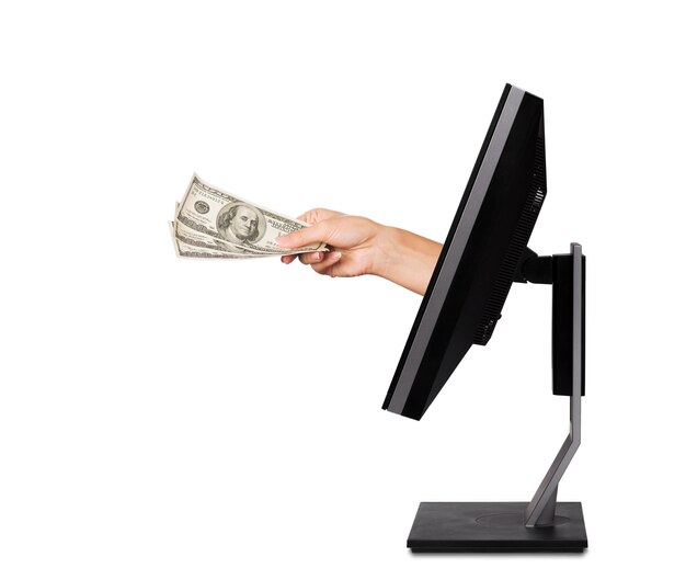 Monitor professionista con la mano che tiene i dollari isolati su sfondo bianco