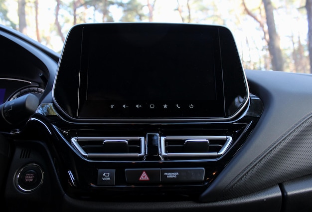 Monitor spento sul pannello centrale dell'auto al parcheggio all'aperto