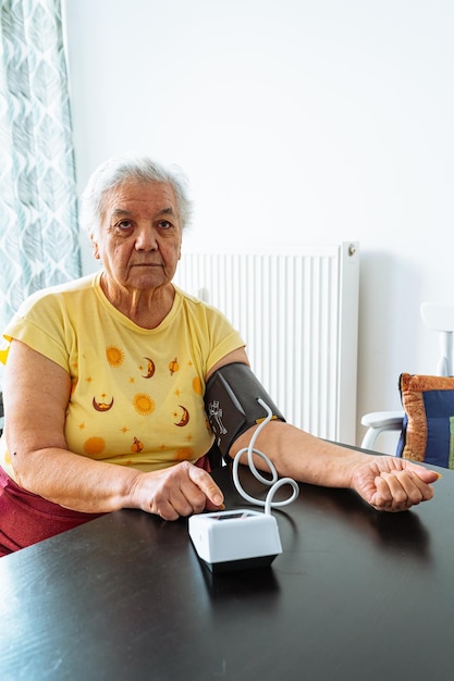 Monitoraggio quotidiano della salute, vita anziana a casa