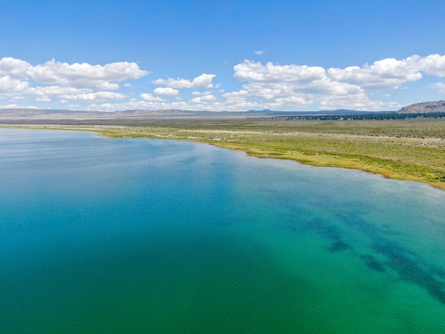 Mono Lake con formazioni rocciose di tufo durante la stagione estiva Mono County California USA