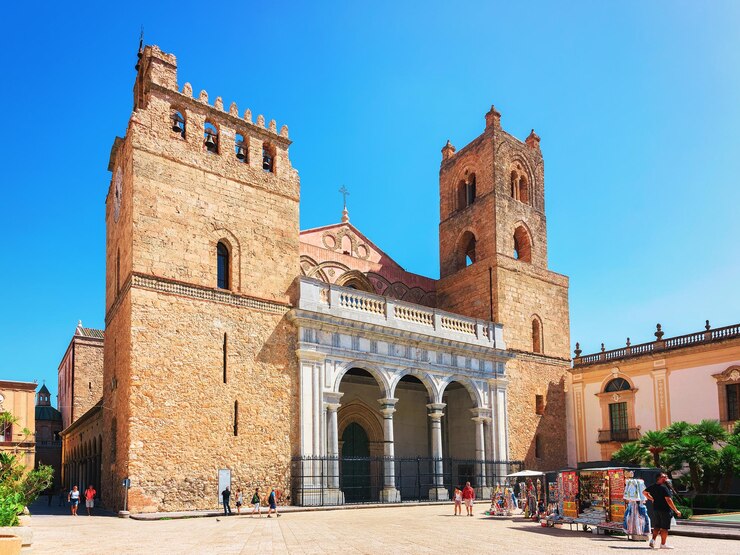 Monreale, Italia - 18 settembre 2017: Persone al Duomo di Monreale in Sicilia, Italia