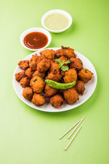 Monsoon special Moong Dal Vada, Pakoda, Dalwada, Pakora o Mungdal Bhajiya o frittelle Yellow Split Gram servite con chutney verde. messa a fuoco selettiva