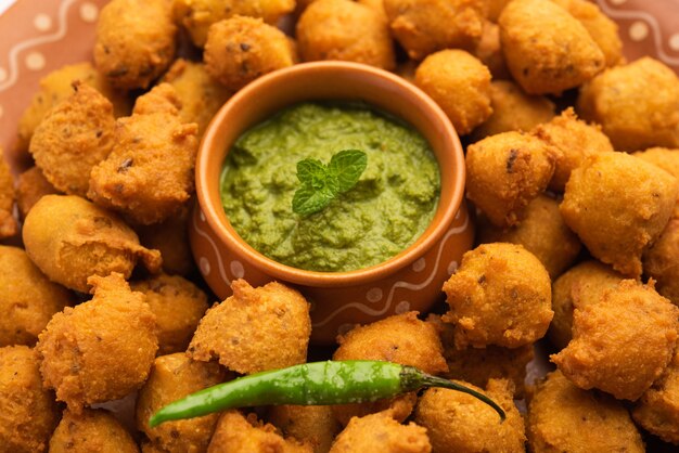 Monsoon special Moong Dal Vada, Pakoda, Dalwada, Pakora o Mungdal Bhajiya o frittelle Yellow Split Gram servite con chutney verde