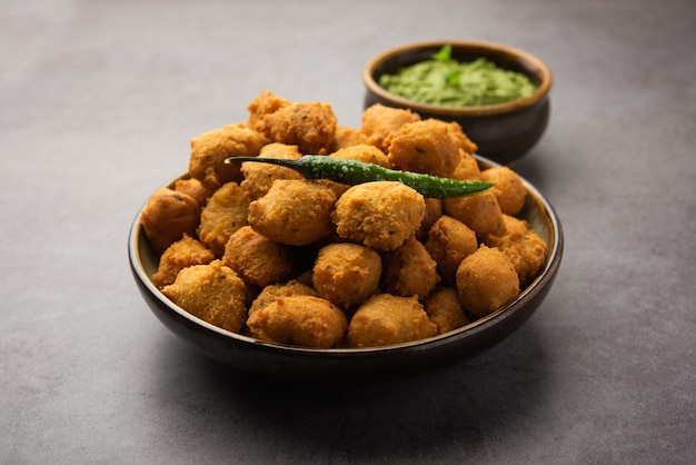 Monsoon special Moong Dal Vada, Pakoda, Dalwada, Pakora o Mungdal Bhajiya o frittelle Yellow Split Gram servite con chutney verde