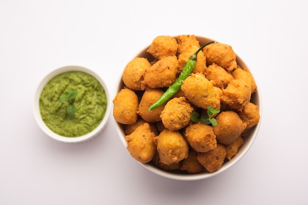 Monsoon special Moong Dal Vada, Pakoda, Dalwada, Pakora o Mungdal Bhajiya o frittelle Yellow Split Gram servite con chutney verde