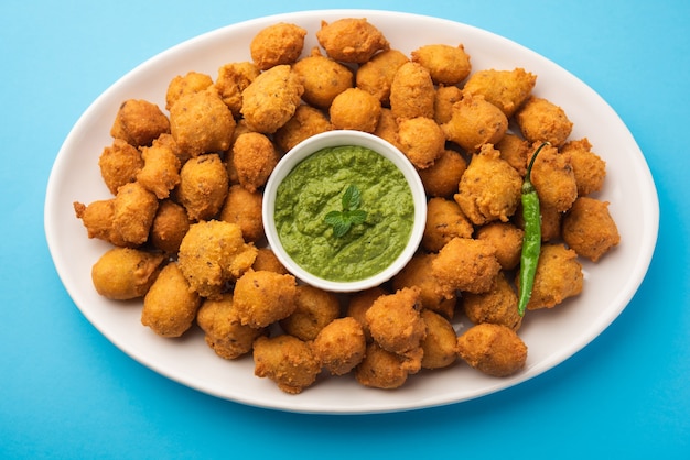 Monsoon special Moong Dal Vada, Pakoda, Dalwada, Pakora o Mungdal Bhajiya o frittelle Yellow Split Gram servite con chutney verde