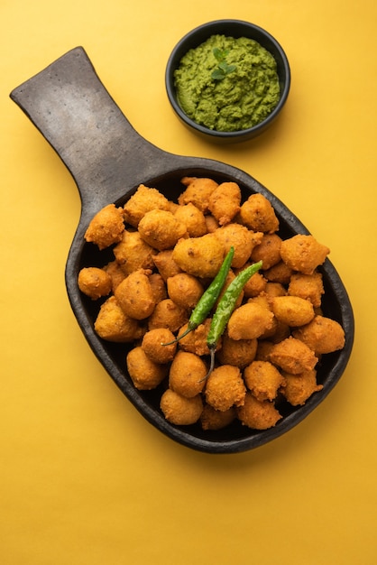 Monsoon special Moong Dal Vada, Pakoda, Dalwada, Pakora o Mungdal Bhajiya o frittelle Yellow Split Gram servite con chutney verde