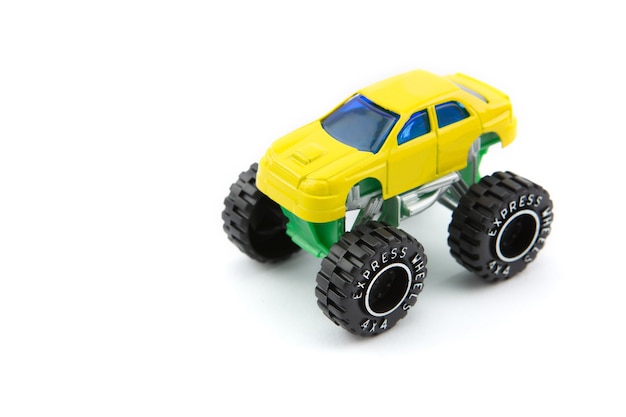 Monster truck giallo o monster car isolato su bianco