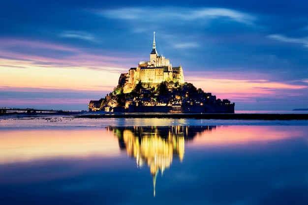 Mont-Saint-Michel di notte, Francia, Europa.