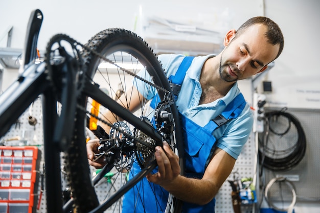 Montaggio della bicicletta in officina, installazione della catena