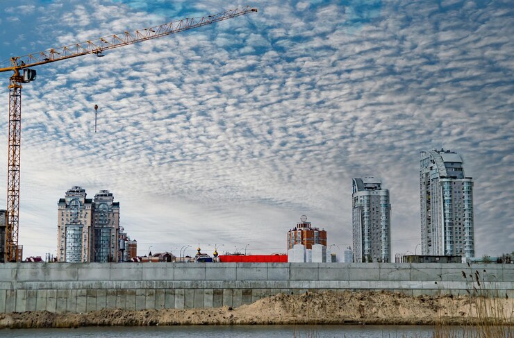 Montaggio di gru highrise in un cantiere edile