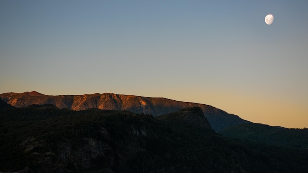 Montagna al tramonto con la luna