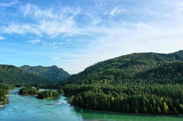 montagna altai fiume vista dall'alto drone, paesaggio altai turismo vista dall'alto