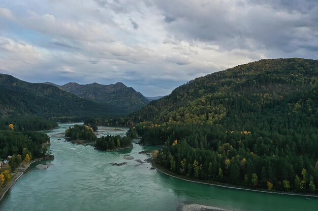 montagna altai fiume vista dall'alto drone, paesaggio altai turismo vista dall'alto