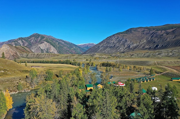 montagna altai fiume vista dall'alto drone, paesaggio altai turismo vista dall'alto