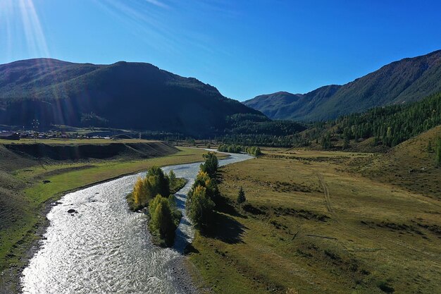 montagna altai fiume vista dall'alto drone, paesaggio altai turismo vista dall'alto
