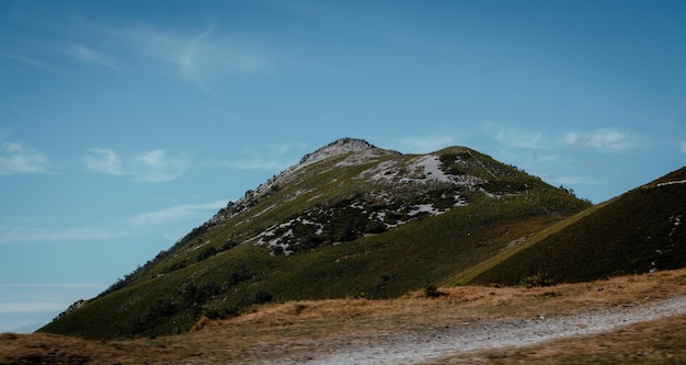 Montagna asturiana con cielo blu