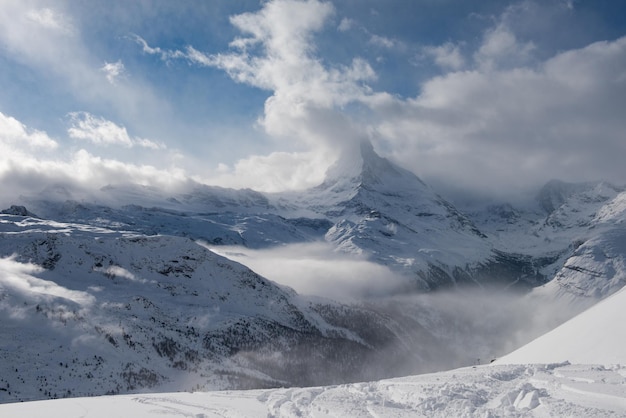 montagna cervino zermatt svizzera con neve fresca in una bella giornata invernale