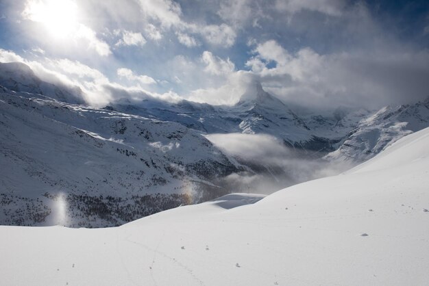montagna cervino zermatt svizzera con neve fresca in una bella giornata invernale
