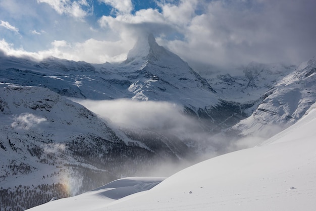 montagna cervino zermatt svizzera con neve fresca in una bella giornata invernale