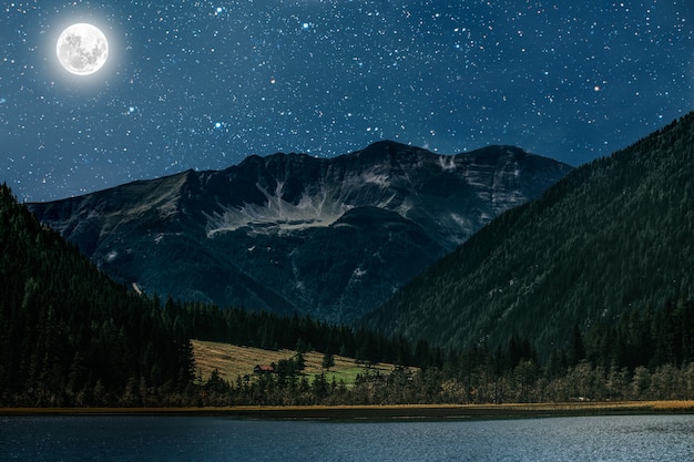 Montagna, cielo notturno con stelle e luna e nuvole.