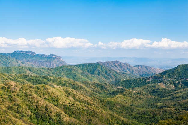 montagna con cielo e nuvoloso a Khao-kho Phetchabun, Thailandia.