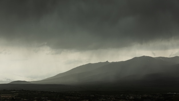 Montagna con cielo grigio scuro