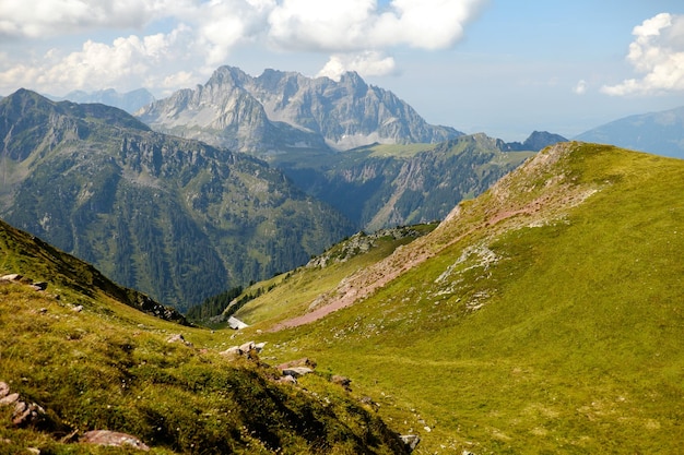 Montagna con il cielo sullo sfondo