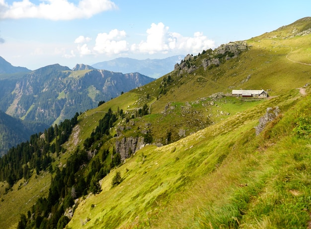 Montagna con il cielo sullo sfondo