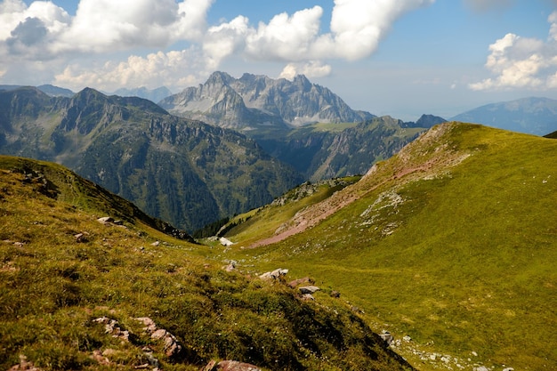 Montagna con il cielo sullo sfondo