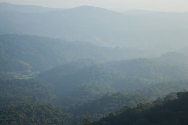 Montagna con nebbia