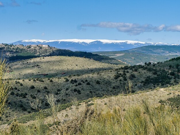 Montagna con neve e cielo blu sullo sfondo