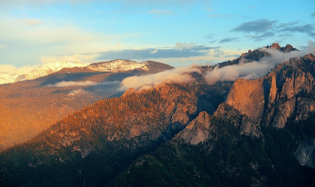 Montagna con nuvole al tramonto nel Parco Nazionale di Sequoia