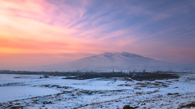 Montagna con paesaggio innevato