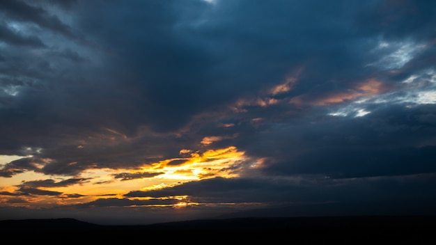 Montagna con tramonto astratto e colore