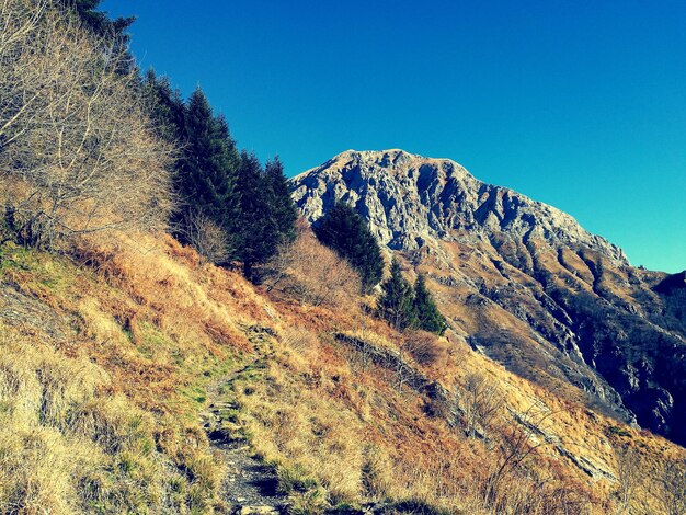 Montagna contro un cielo limpido