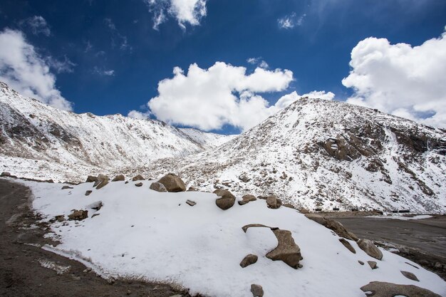 Montagna coperta di neve contro il cielo