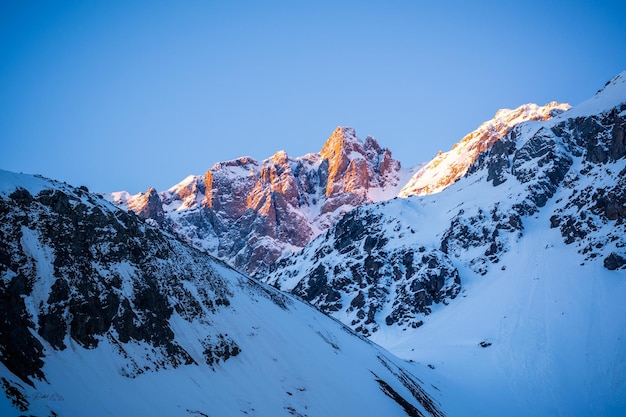 Montagna coperta di neve contro un cielo blu limpido