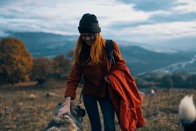 Montagna del cane della camminata di vacanza di viaggio della viandante della donna