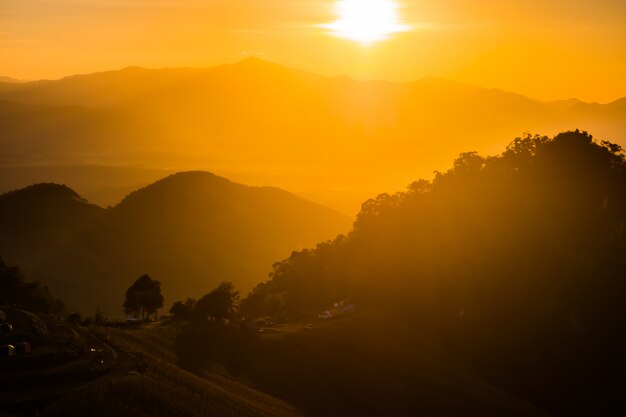 montagna del paesaggio con il tramonto in Nan Tailandia