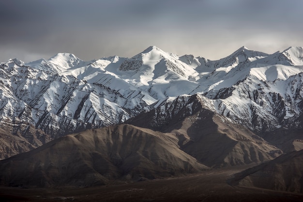 Montagna della neve con cielo blu da Leh Ladakh India