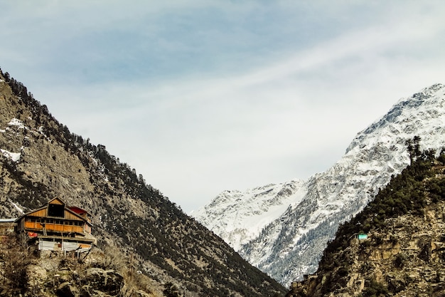 Montagna della neve nel paesaggio di paesaggio dello swat di Kalam