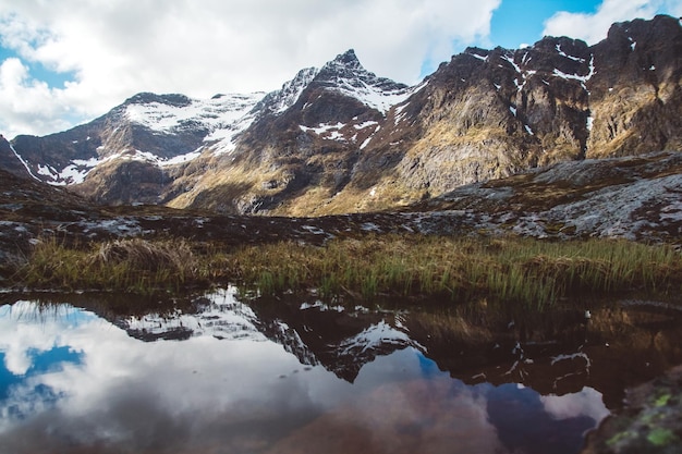 Montagna della Norvegia sulle isole Lofoten Paesaggio scandinavo naturale