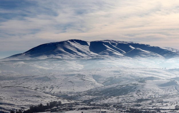 Montagna della Turchia Konya Loras Paesaggio innevato di inverno