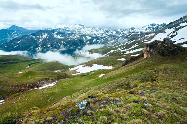 Montagna delle alpi di estate, vista dalla strada alpina del Grossglockner