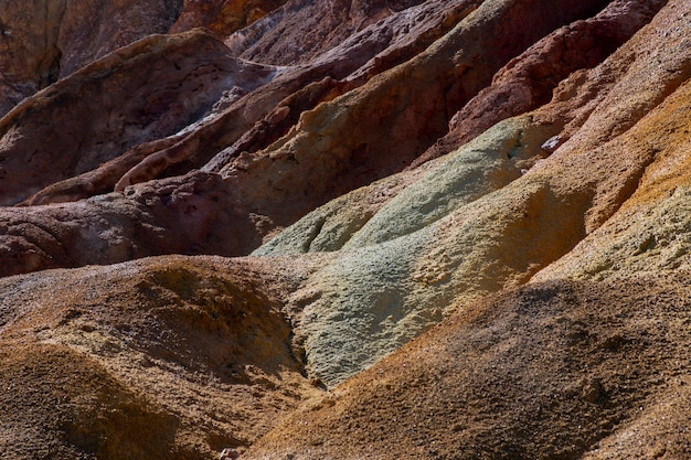 montagna desertica e rocciosa con un concetto o una trama di sfondo di forte luce solare