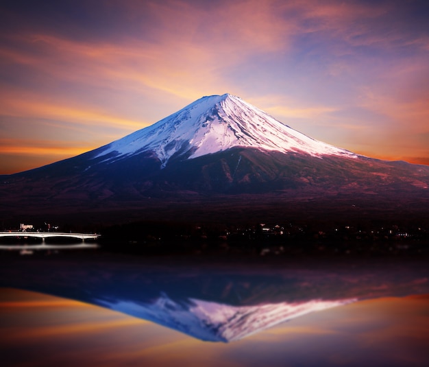 Montagna di Fuji e lago Kawaguchiko.