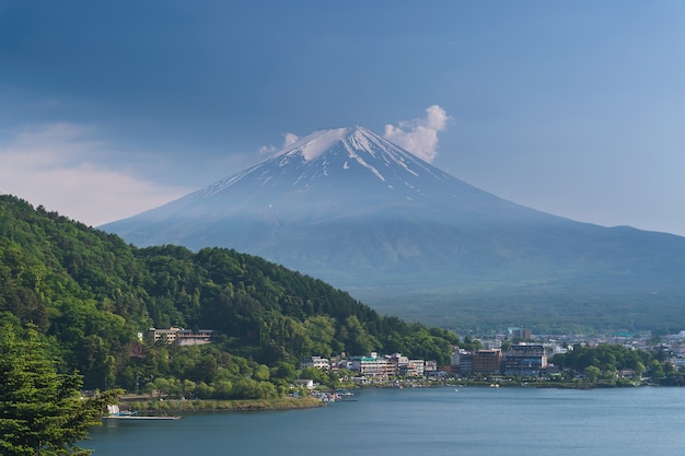 montagna di fuji sul lago kawaguchiko